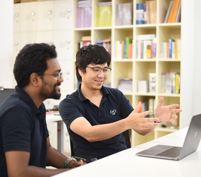 Person explaining a concept on the screen